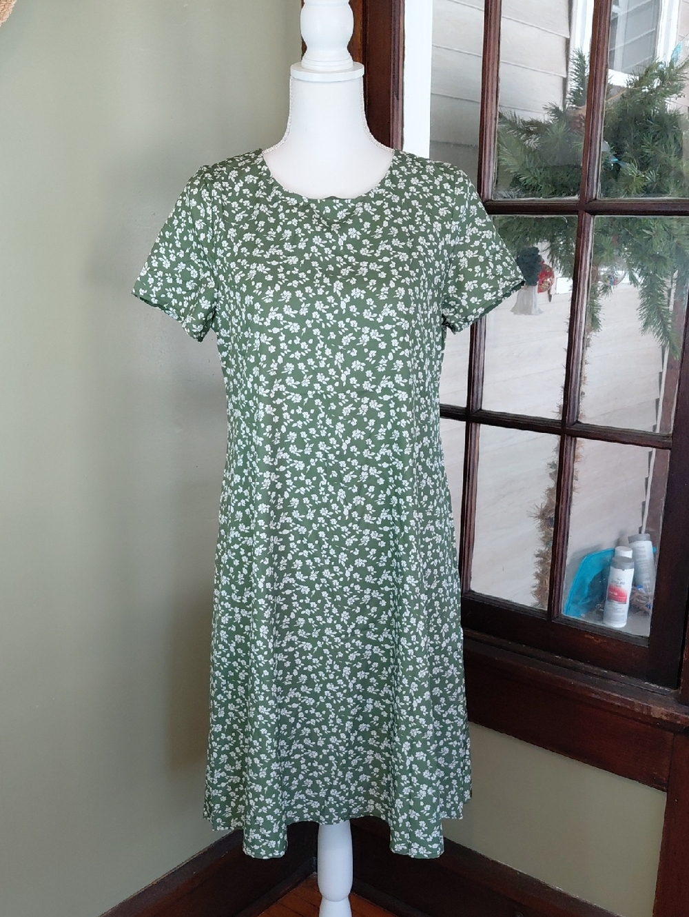 Green Floral Short-Sleeve Midi Dress with Scoop Neck